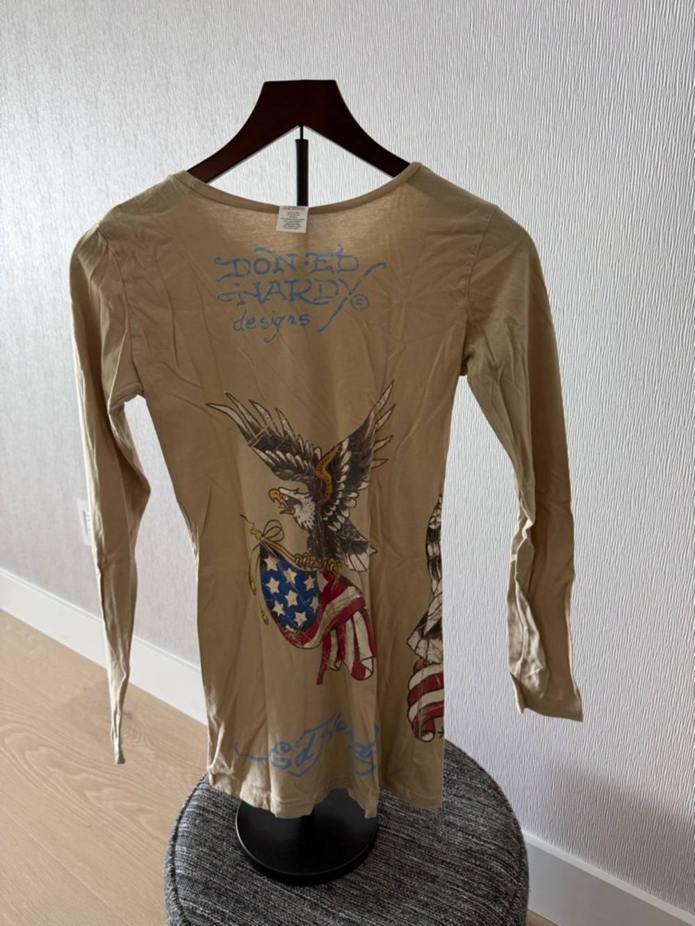 Ed Hardy Beige Tee with Blue and Multicolor Tiger Label - Picture 2 of 3